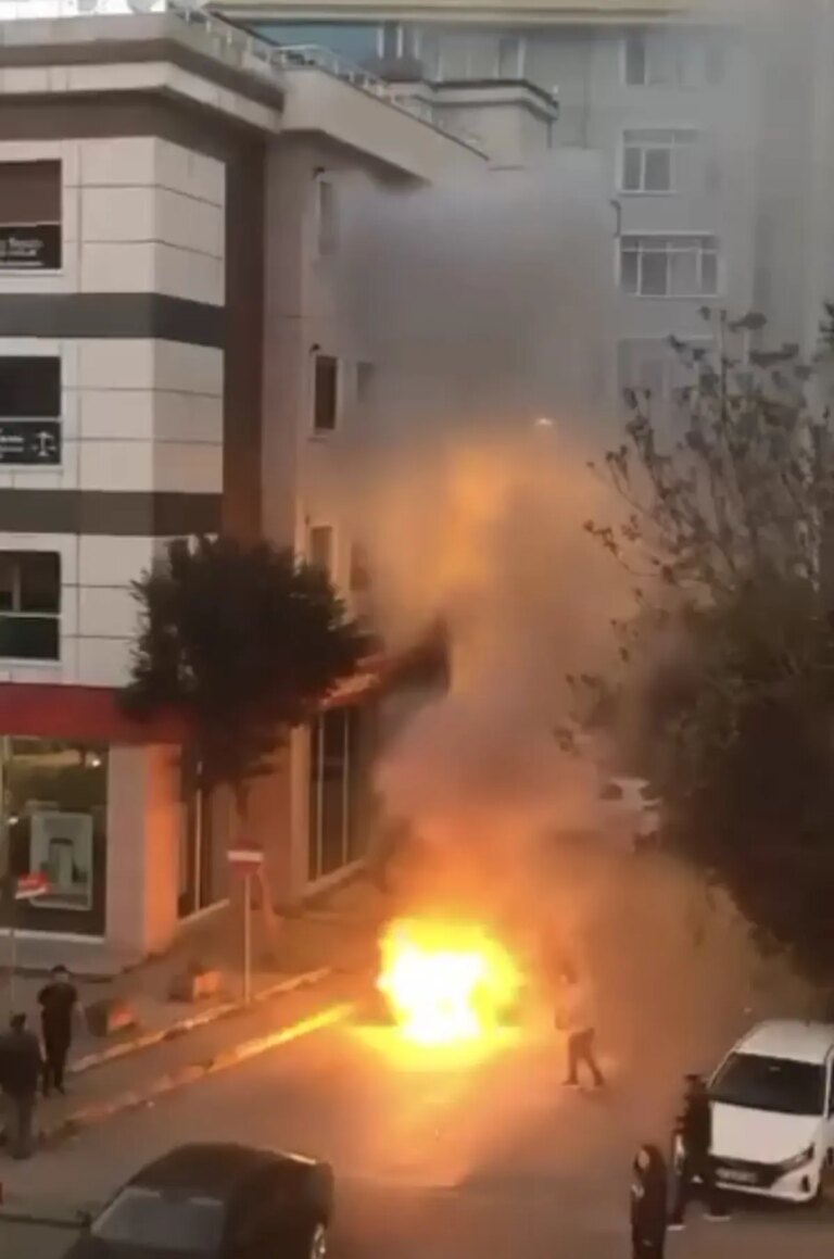 pendikte-park-halindeki-otomobilde-yangin-cikti-S8UR1qYE.jpg