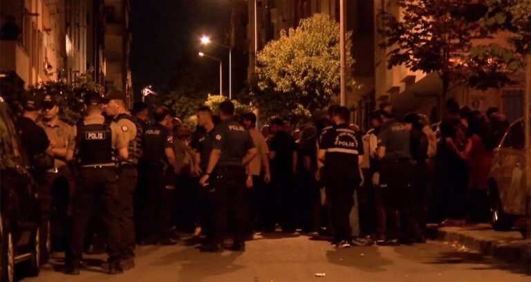 aile-faciasi-genc-kadin-oglu-tarafindan-katledildi-9MmtyAUY.jpg