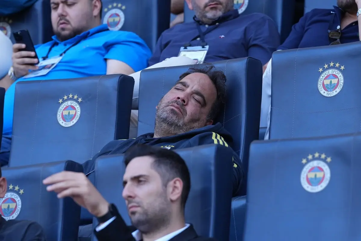 fenerbahce kongresinde ilginc an taraftar uyuya kaldi ucYaBQhD