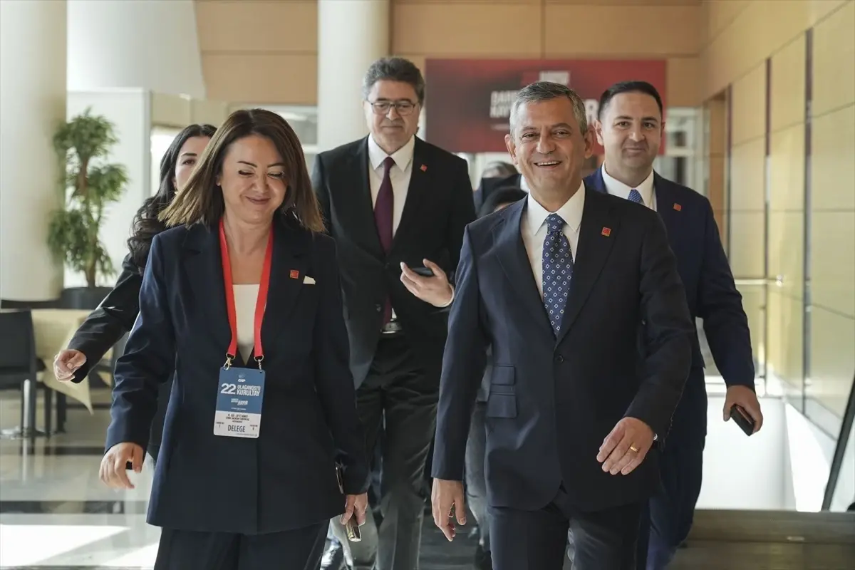 ozgur ozel yeniden genel baskan secildi 2Cem2XSR