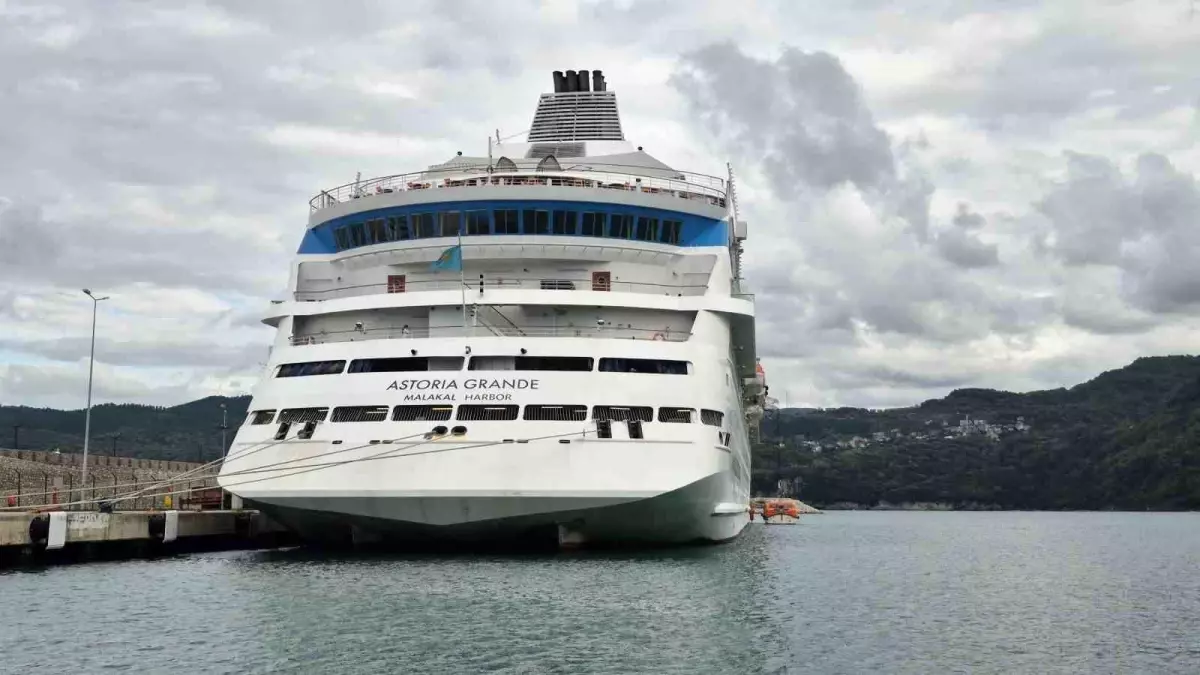 astoria grande gemisi amasra limaninda bakimda dwJPITnK.jpg