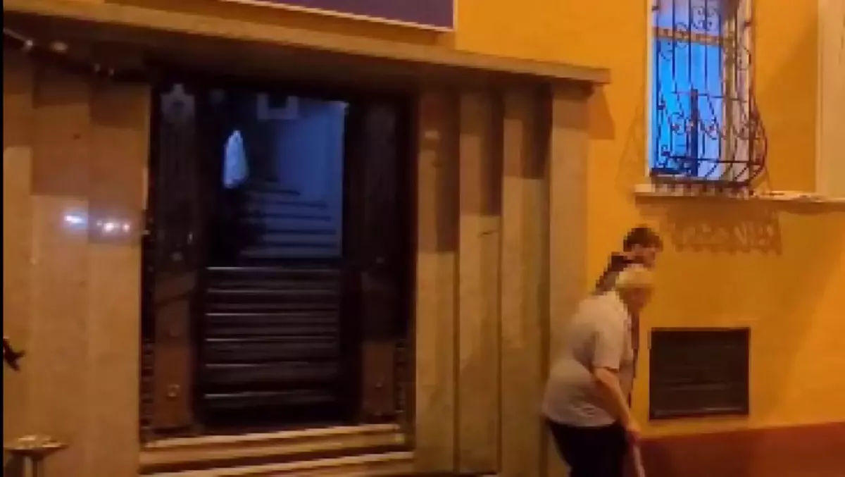 beyoglunda bastonlu dede uyusturucu ticareti yaparken yakalandi ZT1FOIP4