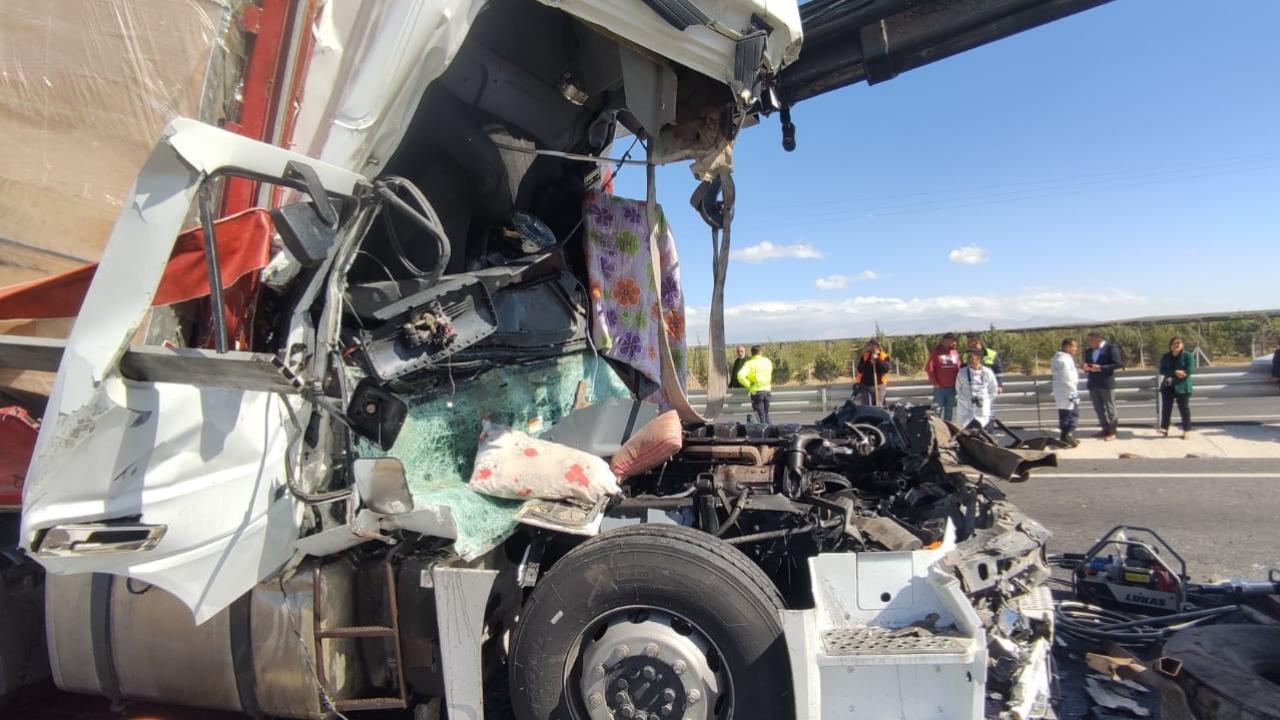 ereglide 2 tir ve 1 minibus carpisti 1 olu 3 yarali I4iJO9Ap