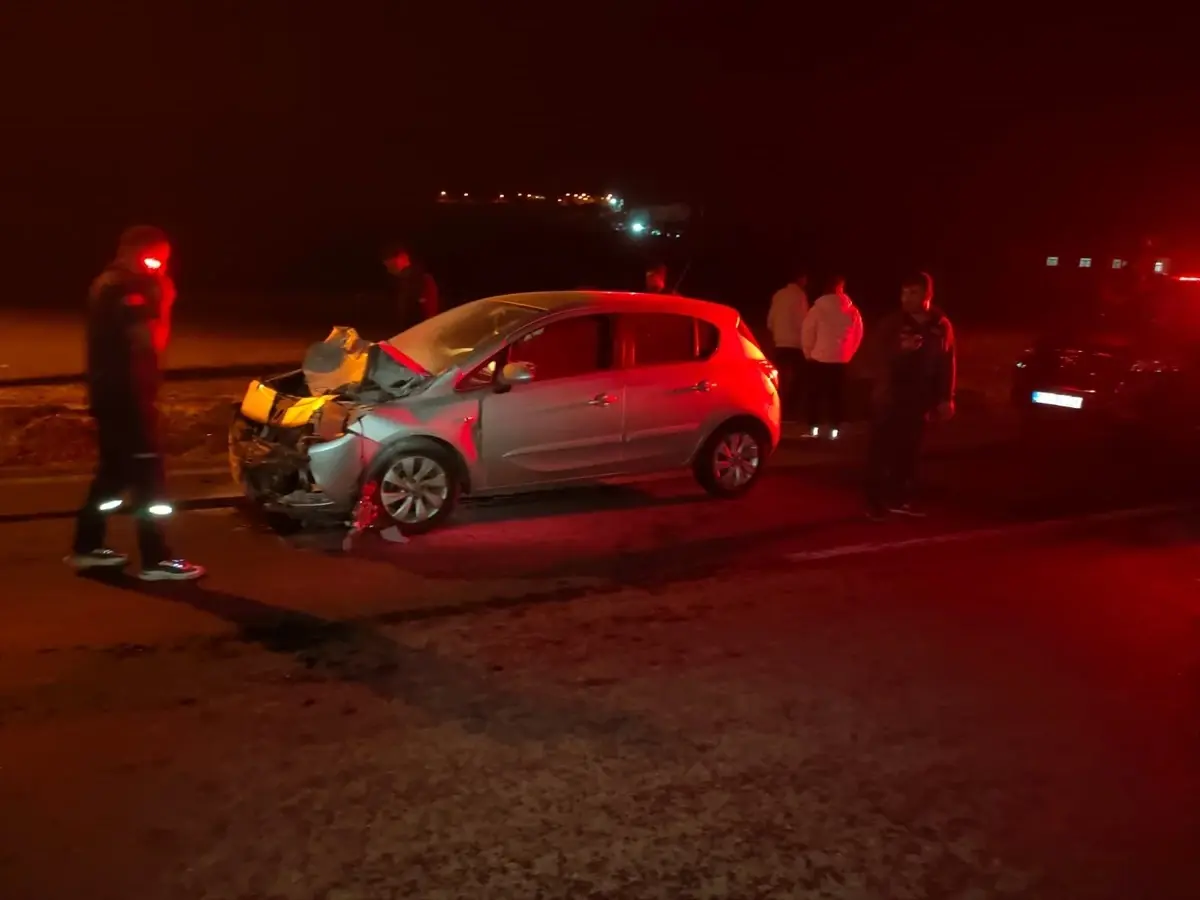 esege carpan otomobilin surucusu yaralandi 1W4y1RcJ.jpg