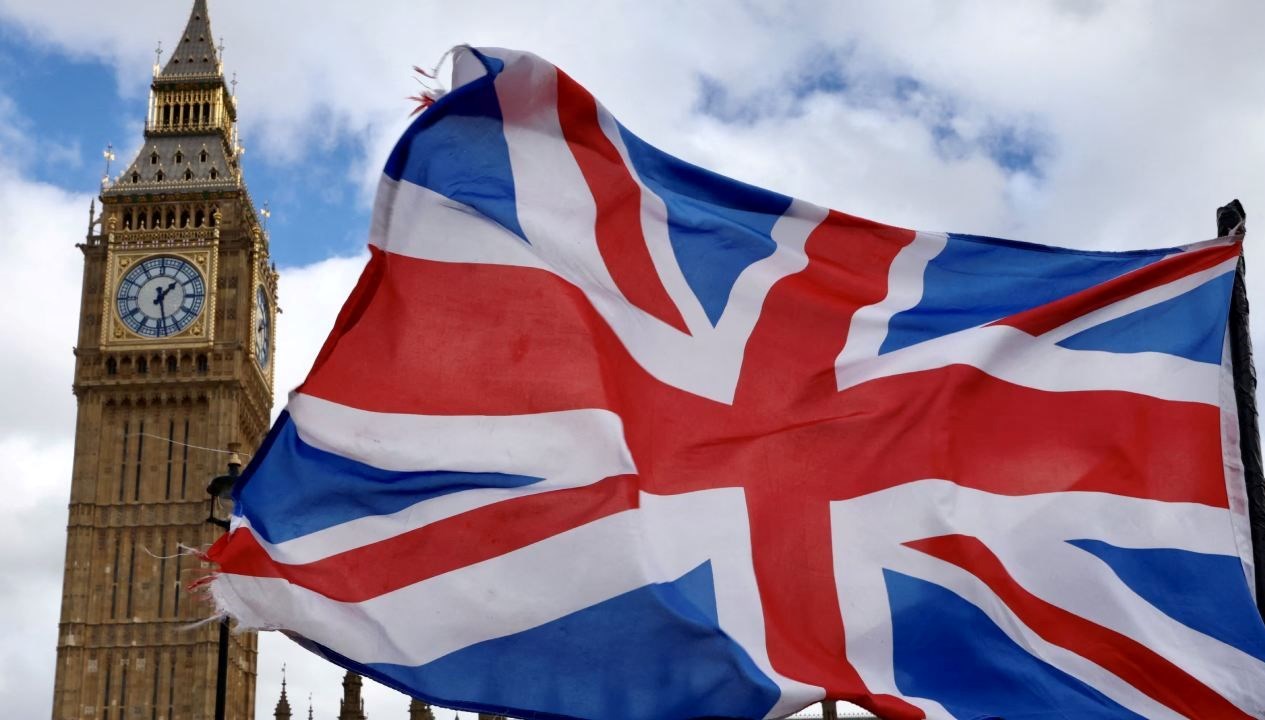 ingilteredecamiye saldiri icinde iki kisi varken atese verdiler LHm3pzR4