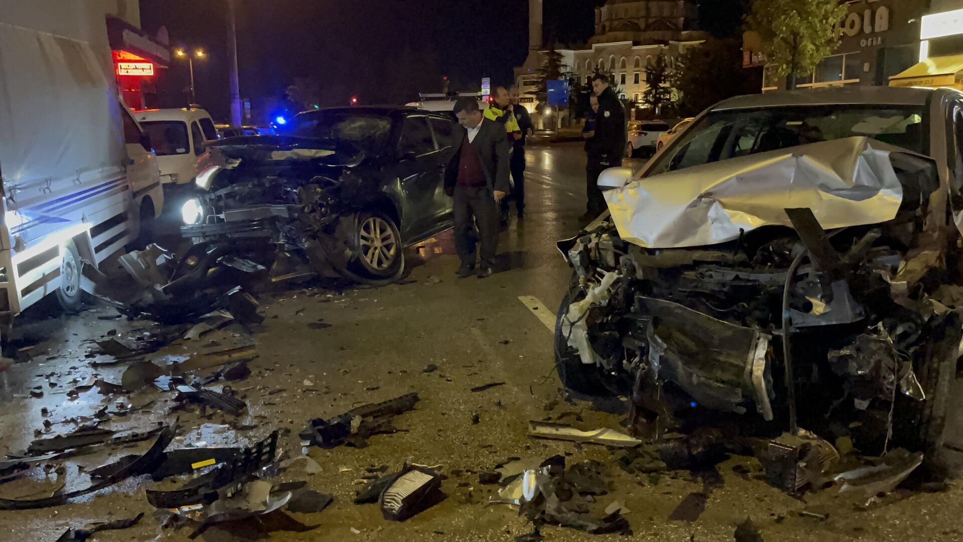 park halindeki araclara carpip kacmaya calisirken baska bir aracla carpisti QDy6KpSa.jpg