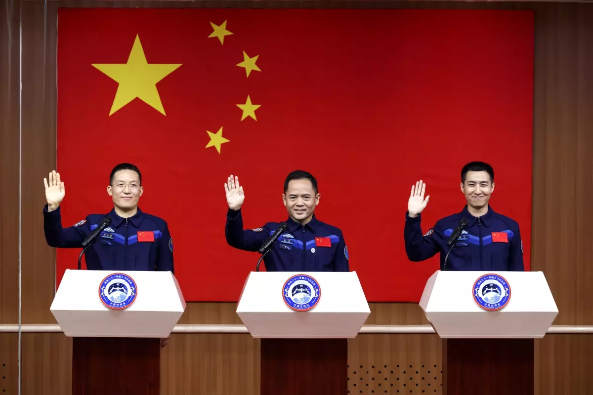 shenzhou 21 uzay gorevi icin astronotlar basinla bulustu vWyH1lAv.jpg
