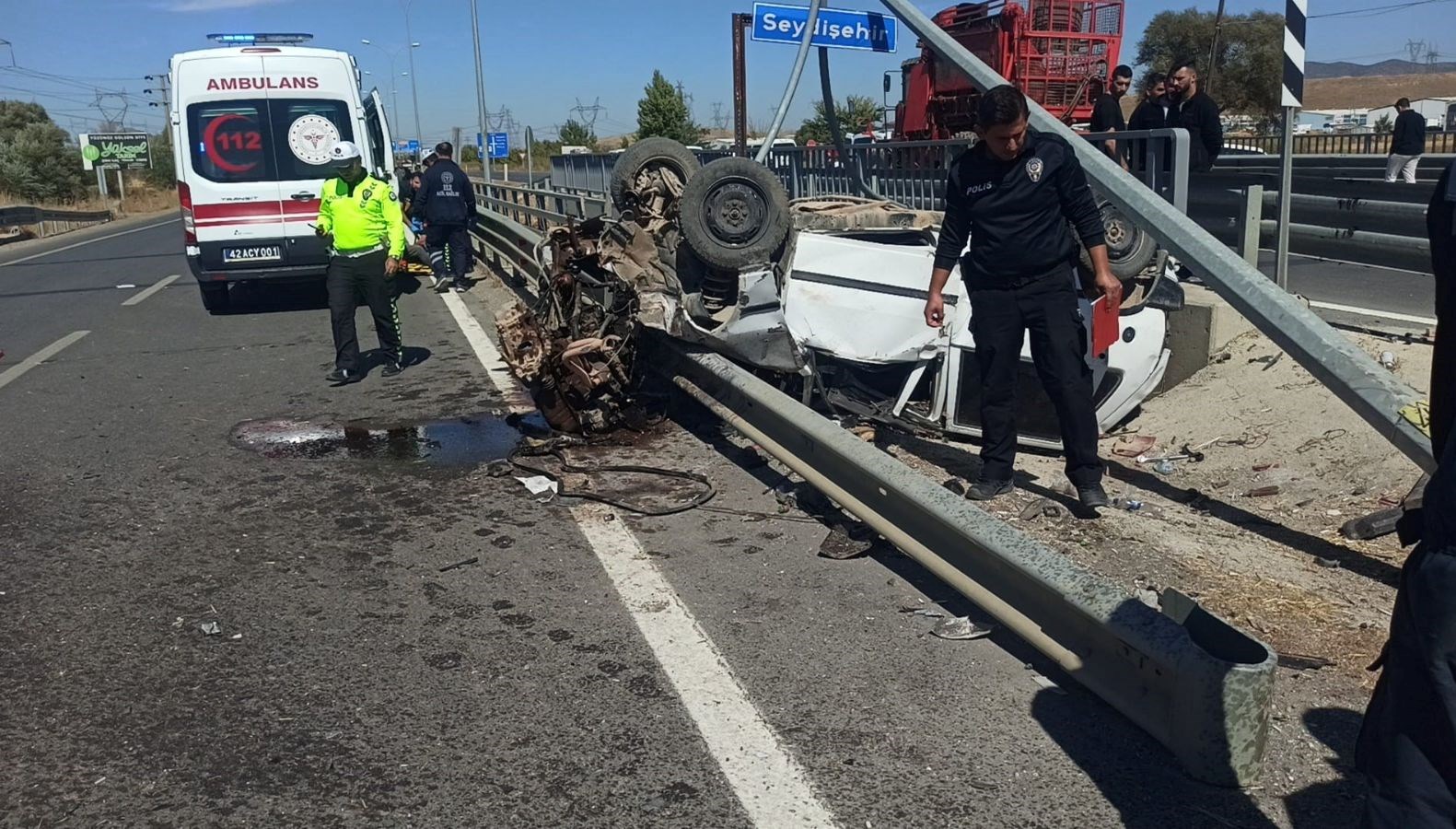 takla atan otomobil direge ve bariyerlere carpti 2 yarali rLfsapbK