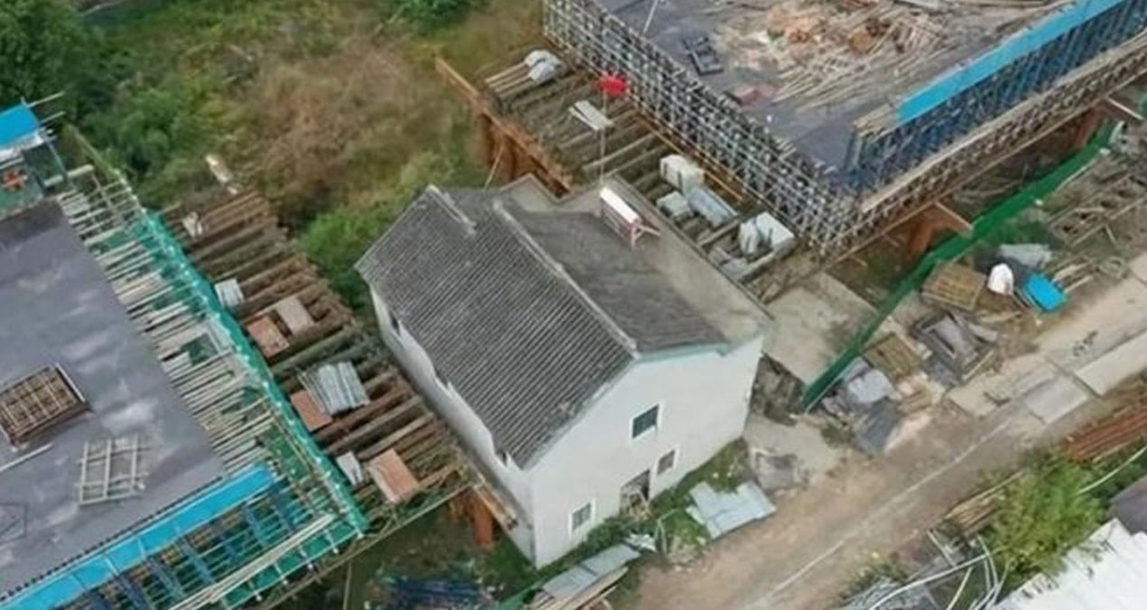 Tren Raylarının Arasında Sıkışıp Kalan Apartman, Sosyal Medyanın Gündeminde