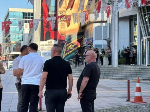 Izmit belediyesine duzenlenen operasyonda baskan fatma kaplan hurriyet ve chp izmit ilce baskani gokhan YJ3Wsl8N