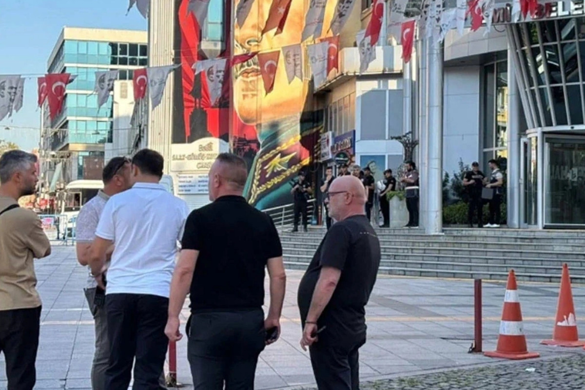Izmit belediyesine duzenlenen operasyonda baskan fatma kaplan hurriyet ve chp izmit ilce baskani gokhan YJ3Wsl8N